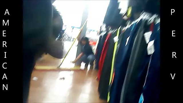 ახალგაზრდა გამოცდილი ლინდა იღებს fucked on კამერა გამოყენებით phalluses და ვიბრატორი.